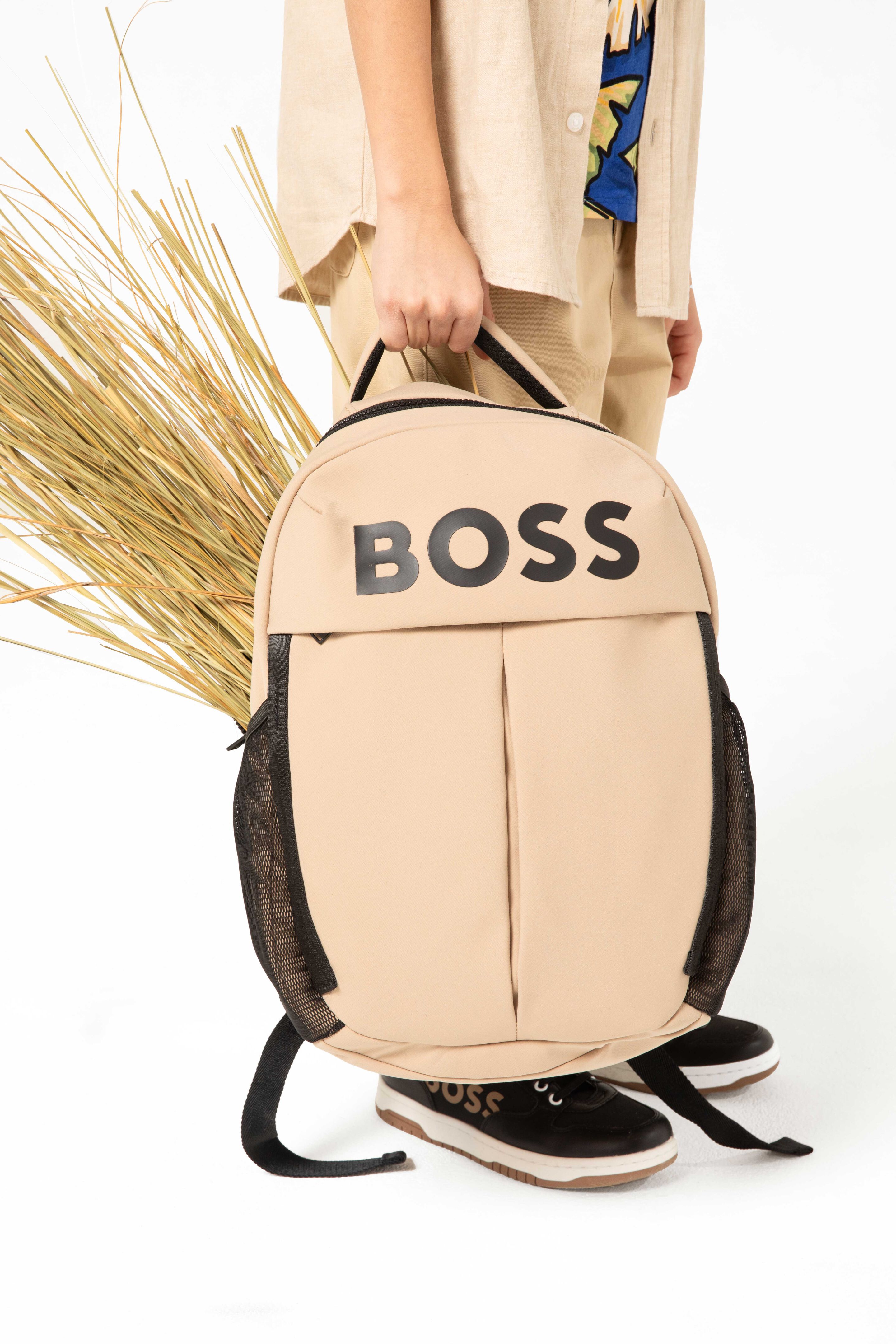 Dschungel-Look-Details für Kinder – Safarihut und stilvolle Sonnenbrille