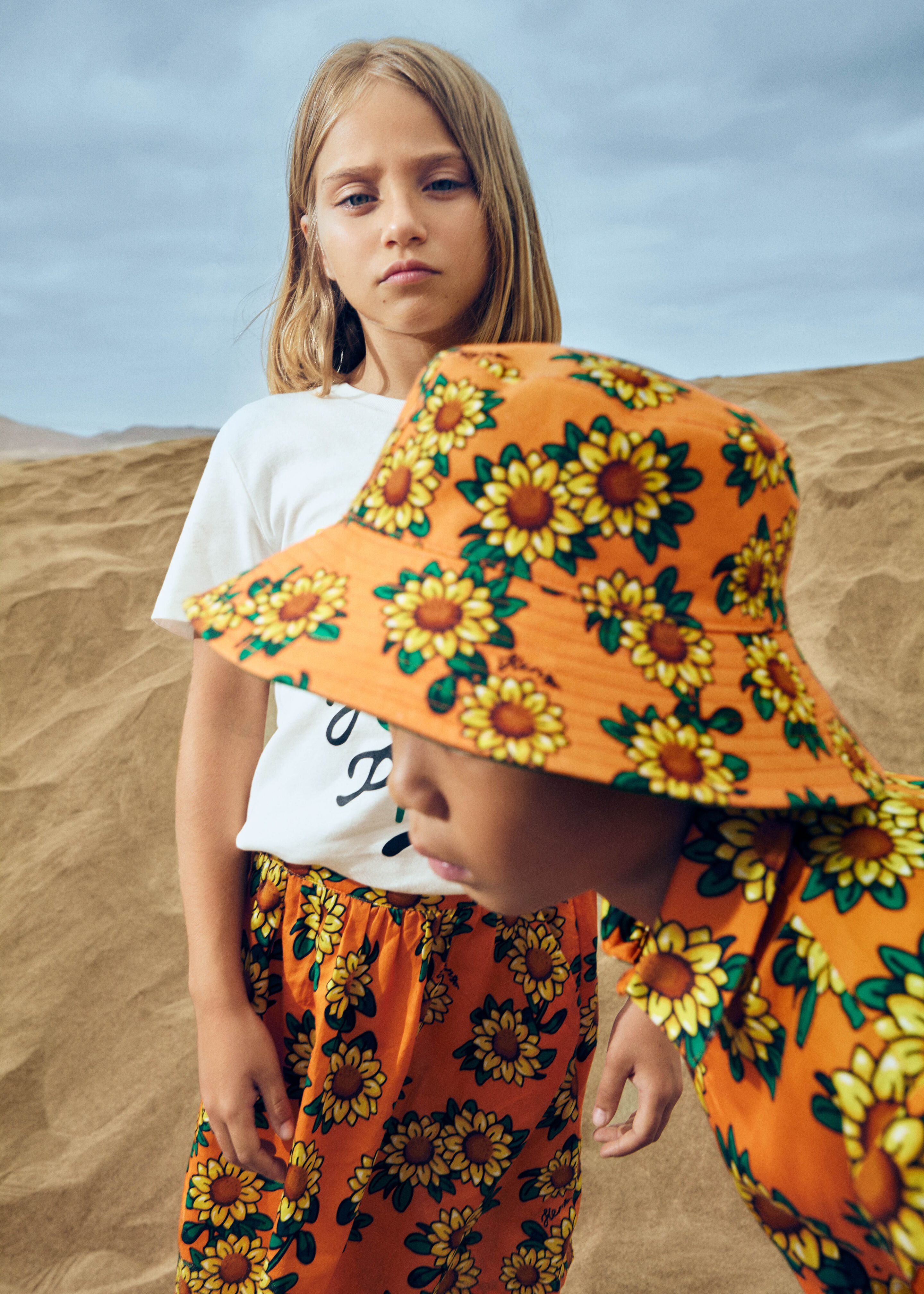Kenzo Kinderlook für Mädchen und Jungen: geblümte Outfits mit Sonnenblumenmuster, farbenfrohe Premium- und Luxusmode bei Kidsaround