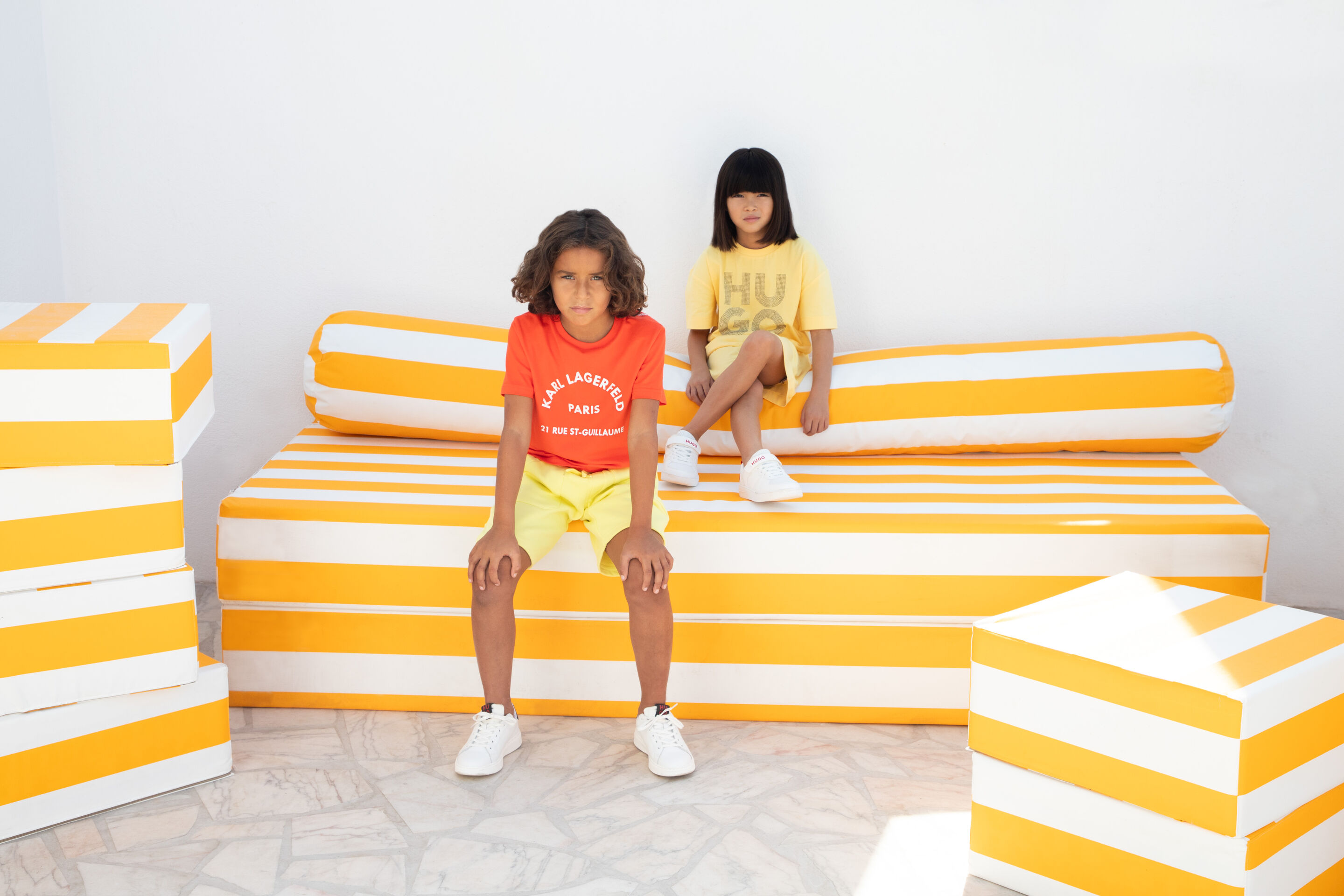 Kinderlook für Mädchen und Jungen von HUGO & Karl Lagerfeld: stylische Outfits in Gelb und Orange, Premium- und Luxusmode bei Kidsaround