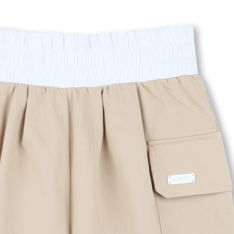 Shorts mit Pattentaschen DKNY 
                        GIRL