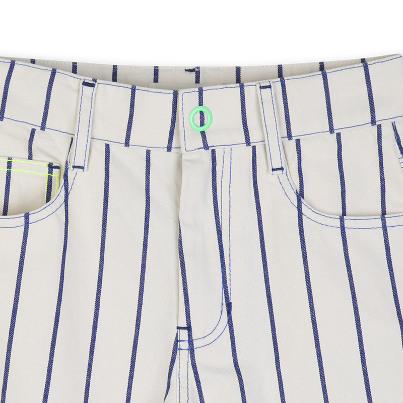 BERMUDASHORTS AUS ZERKNITTERTEM MATERIAL BILLIEBLUSH 
                        BOY