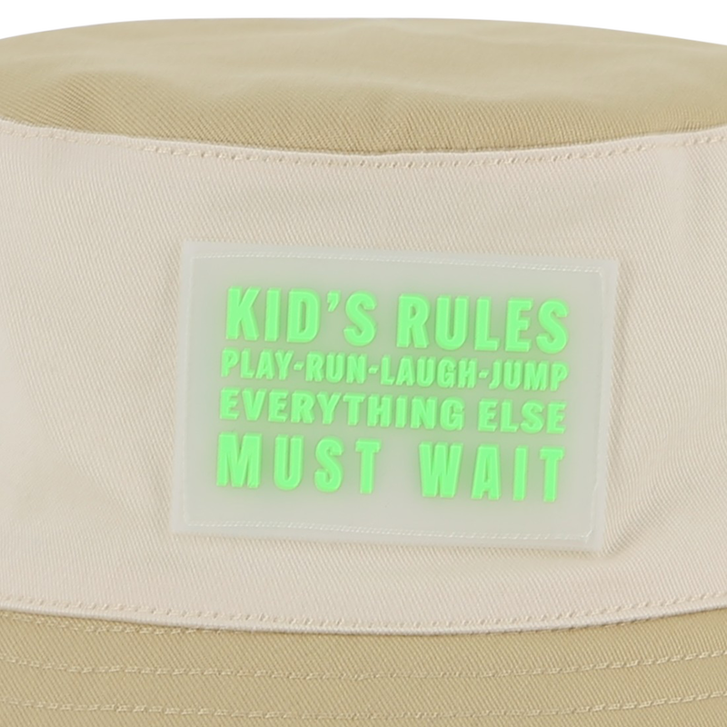 BUCKET HAT MIT ABZEICHEN BILLIEBLUSH 
                        BOY