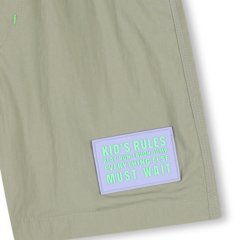 BERMUDASHORTS AUS ZERKNITTERTEM MATERIAL BILLIEBLUSH 
                        BOY