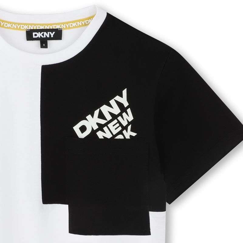 Weites T-Shirt mit Tasche DKNY 
                        UNISEX