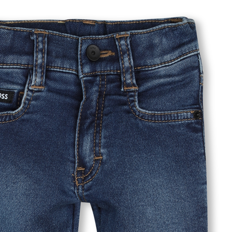 JEANS MIT NIETEN AUF DER R&Uuml;CKSEITE BOSS 
                        BOY